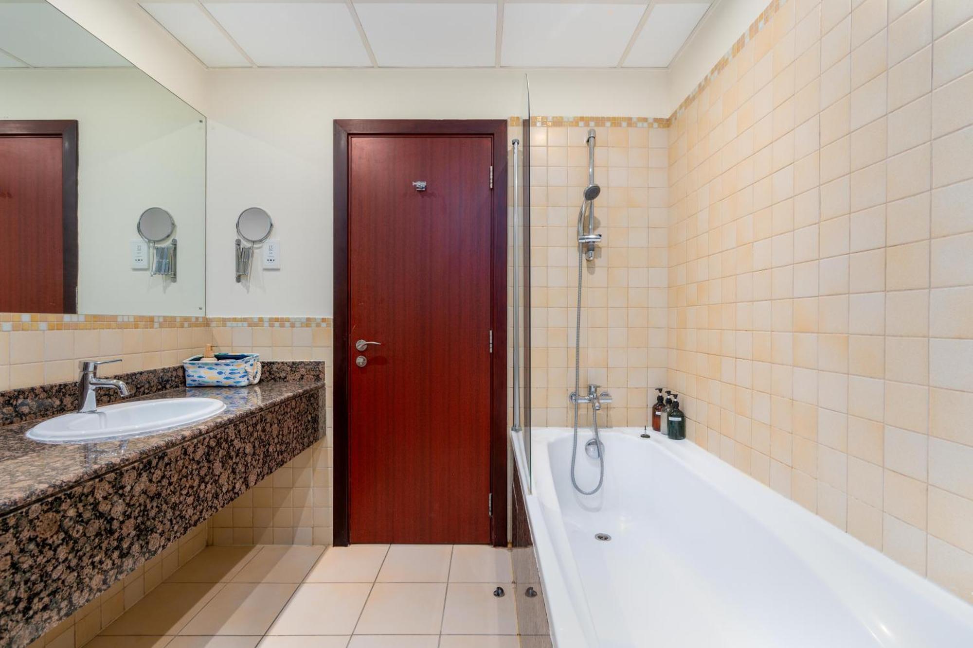 7 Beds / Jbr / Sea, Jbr And Ain Views / 3 Min Walk From Jbr / Large Groups And Families / Ideal Vacation Location Dubaï