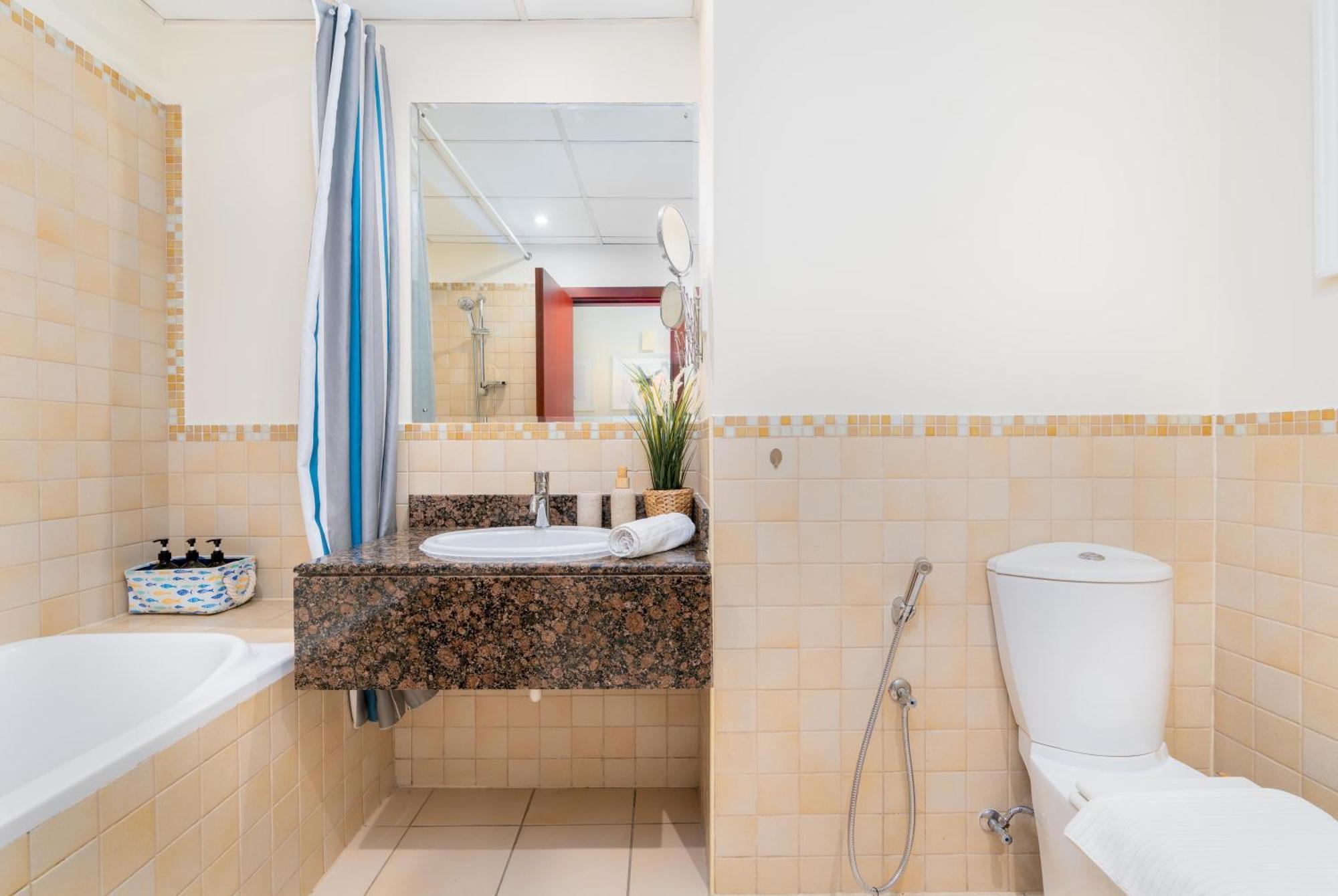 7 Beds / Jbr / Sea, Jbr And Ain Views / 3 Min Walk From Jbr / Large Groups And Families / Ideal Vacation Location Dubaï