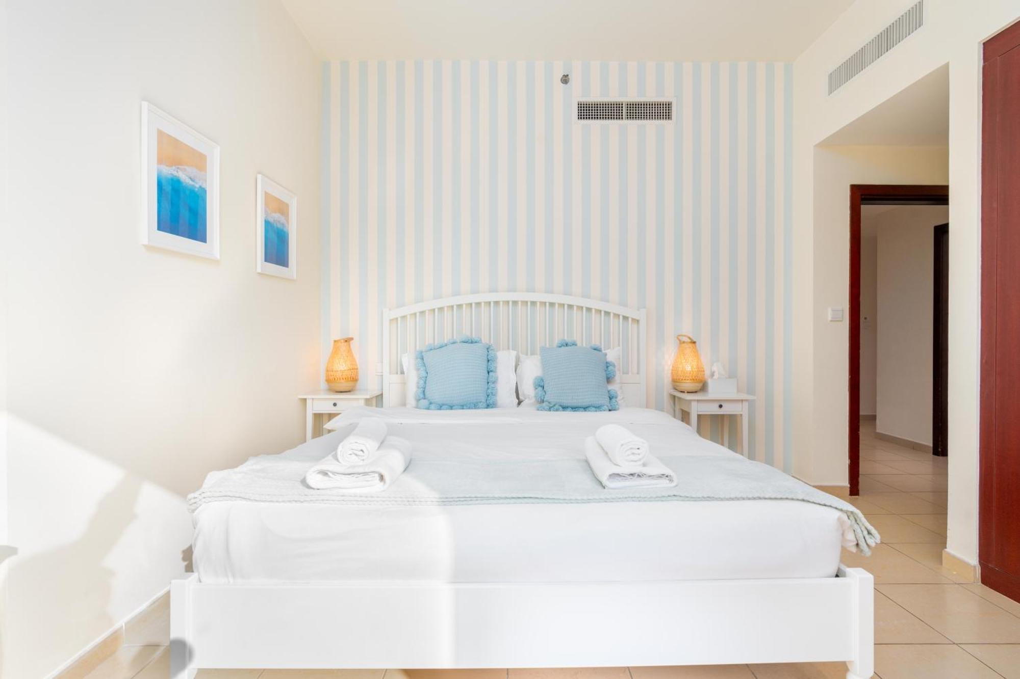 7 Beds / Jbr / Sea, Jbr And Ain Views / 3 Min Walk From Jbr / Large Groups And Families / Ideal Vacation Location Dubaï